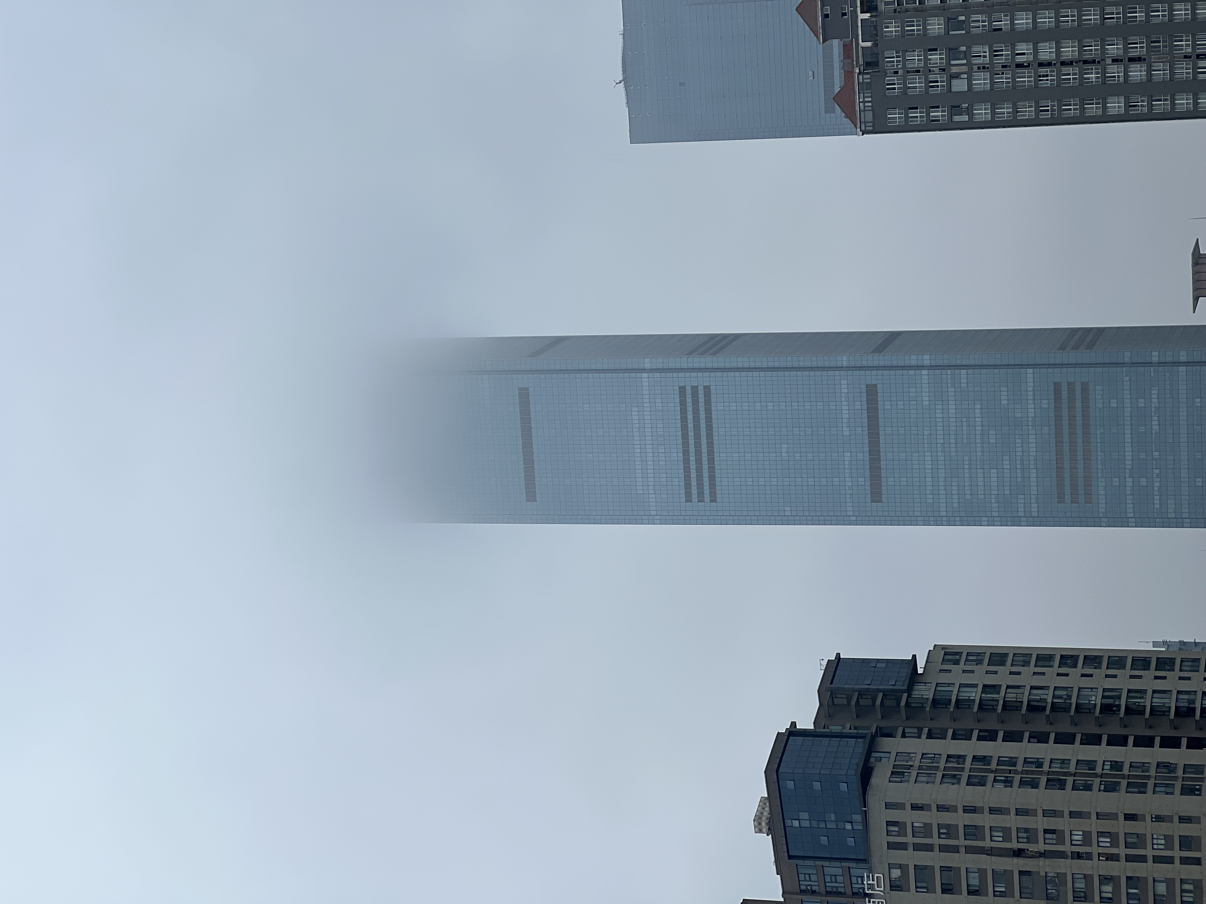 天心閣旁的IFS國金中心，樓頂沒入雲中